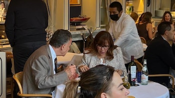 Yeidckol Polevnsky fue captada comiendo