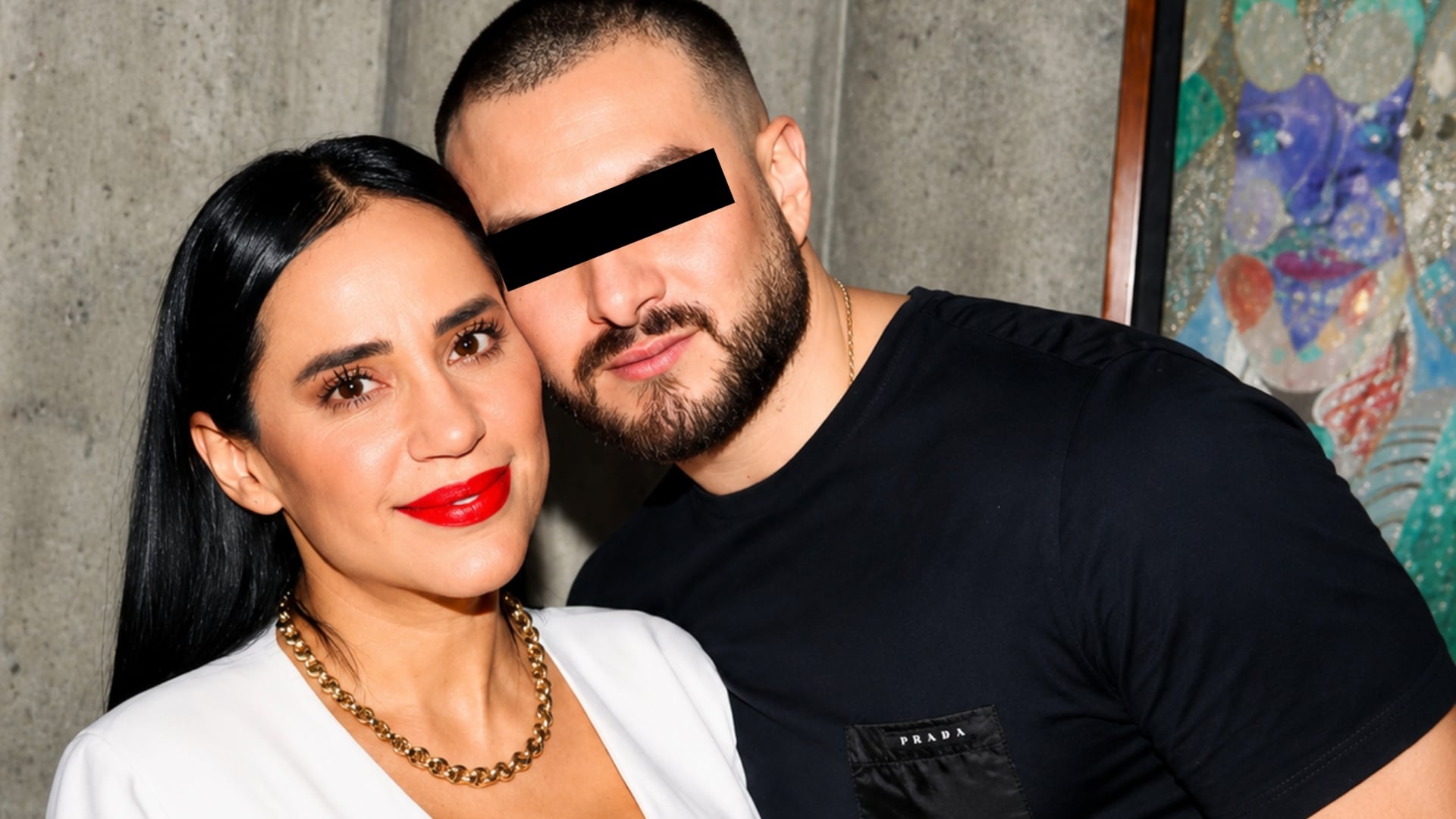Sandra Cuevas aparece junto a Eduardo Pérez Tueme en una fotografía, donde el hombre tiene sus ojos cubiertos por una barra negra. (X_ Sandra Cuevas)