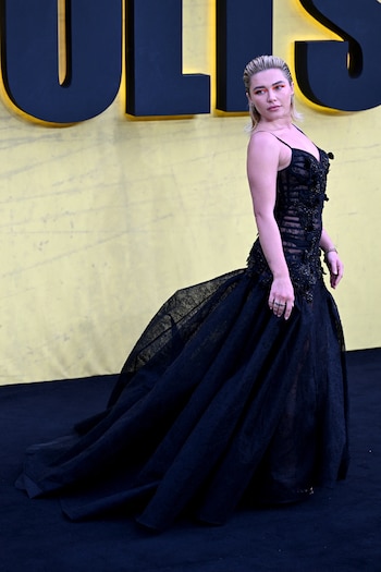 Vestido de encaje negro ceñido, transparencias y apliques bordados (REUTERS/Chris J. Ratcliffe)
