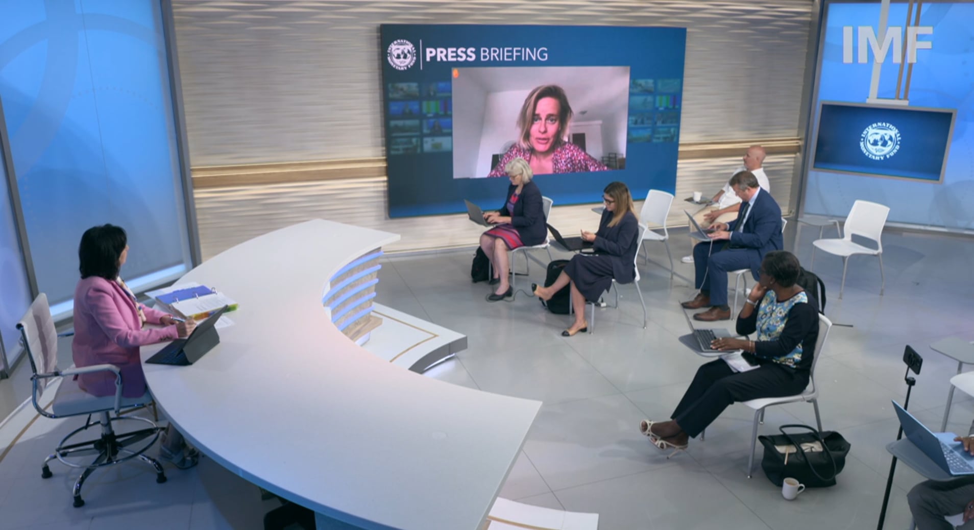 Delegados y periodistas asisten a una conferencia de prensa del Fondo Monetario Internacional (FMI)