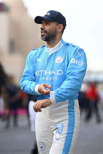 El singular atuendo del Kun Aguero en la Formula 1