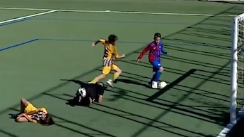 juveniles del Barcelona se dejaron hacer un gol luego de anotar con un rival en el suelo