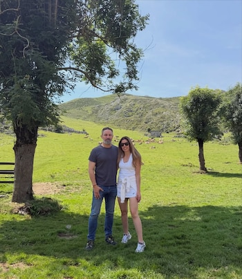 Santiago Abascal y Lidia Bedman han estado de vacaciones con sus hijos en Asturias. (Instagram @lidiabedman)