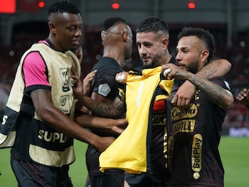 Duván Vergara celebrando su gol de tiro penal y haciendo un homenaje a Joel Graterol - crédito Jorge Orozco/El País-Colprensa
