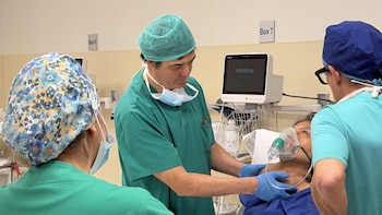 El doctor Diego González Rivas lidera una "compleja" cirugía para extirpar un tumor gigante de 1,3 kilos