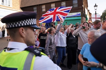 Manifestantes ondean una bandera británica