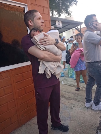 La unidad neonatal del sexto piso albergaba a 10 recién nacidos que fueron evacuados con apoyo de tres enfermeras y dos médicos - crédito X