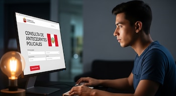 Joven de perfil mirando una computadora que muestra la página de consulta de antecedentes policiales de Perú. Hay una bombilla encendida a la izquierda.