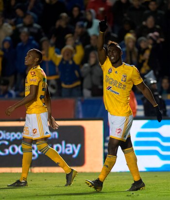 Julián Quiñones (d) de Tigres