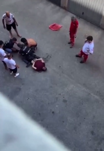 Los últimos minutos de Abderrahim Fakir, el hombre que murió inmovilizado por la policía en Bolonia