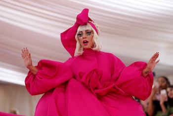 La gira promocional de la película A Star Is Born marcó una evolución hacia la alta costura y el estilo depurado (REUTERS/Mario Anzuoni/File Photo)
