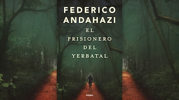 Cubierta del libro 'El Prisionero del Yerbatál' de Federico Andahazi, con un sendero rojizo y una persona pequeña en un bosque brumoso y oscuro.