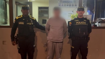 Video | Vecinos rodearon y retuvieron a un hombre que robaba herramientas de una camioneta en Bogotá: la Policía lo capturó tras recibir alertas