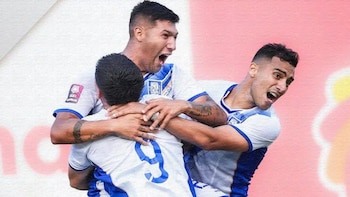 Ariel Muñoz, abrazado por sus compañeros tras una exhibición en Copa de la Liga 2026. - Crédito: Alianza Atlético