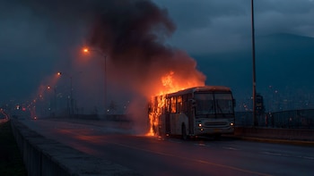 Incendio destruyó totalmente un bus