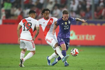 André Carrillo disputa el balón con Alexis Mac Allister en un partido de las Eliminatorias Sudamericanas para la Copa Mundial de Fútbol 2026. - Crédito: EFE