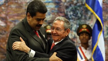 Nicolás Maduro junto a Raúl