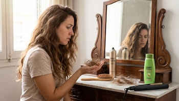 Si se le cae mucho el cabello, estas son algunas prácticas diarias que debería evitar