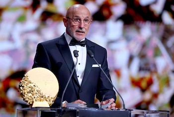 El seleccionador español, Luis de la Fuente, con el premio a mejor entrenador del año (EFE/EPA/TOLGA AKMEN)