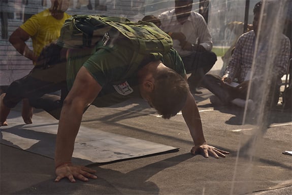 Rohtash Chaudhary rompió un récord Guinness al hacer 847 flexiones en una hora con una mochila de 27,21 kilos en Nueva Delhi (Créditos: Récord Guinness)