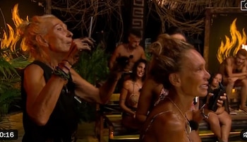 Rosa Benito le ha cortado el pelo a Yola Berrocal en 'Supervivientes All Stars'. (Mediaset)