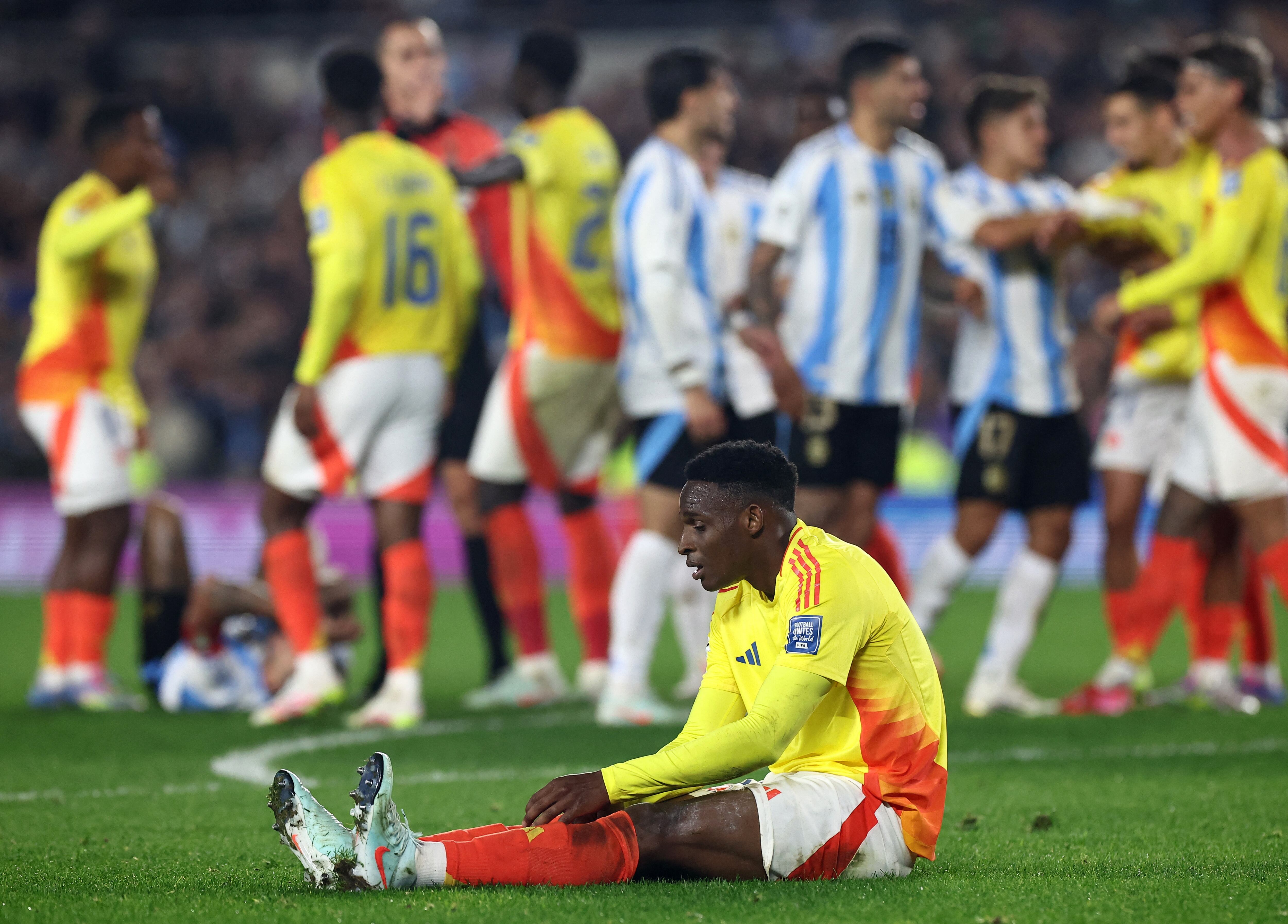 El defensor central se consolida como pieza clave en la zaga del equipo nacional, aportando seguridad y liderazgo en cada partido de la selección de fútbol de Colombia durante la actual competición internacional - crédito Agustin Marcarian/Reuters