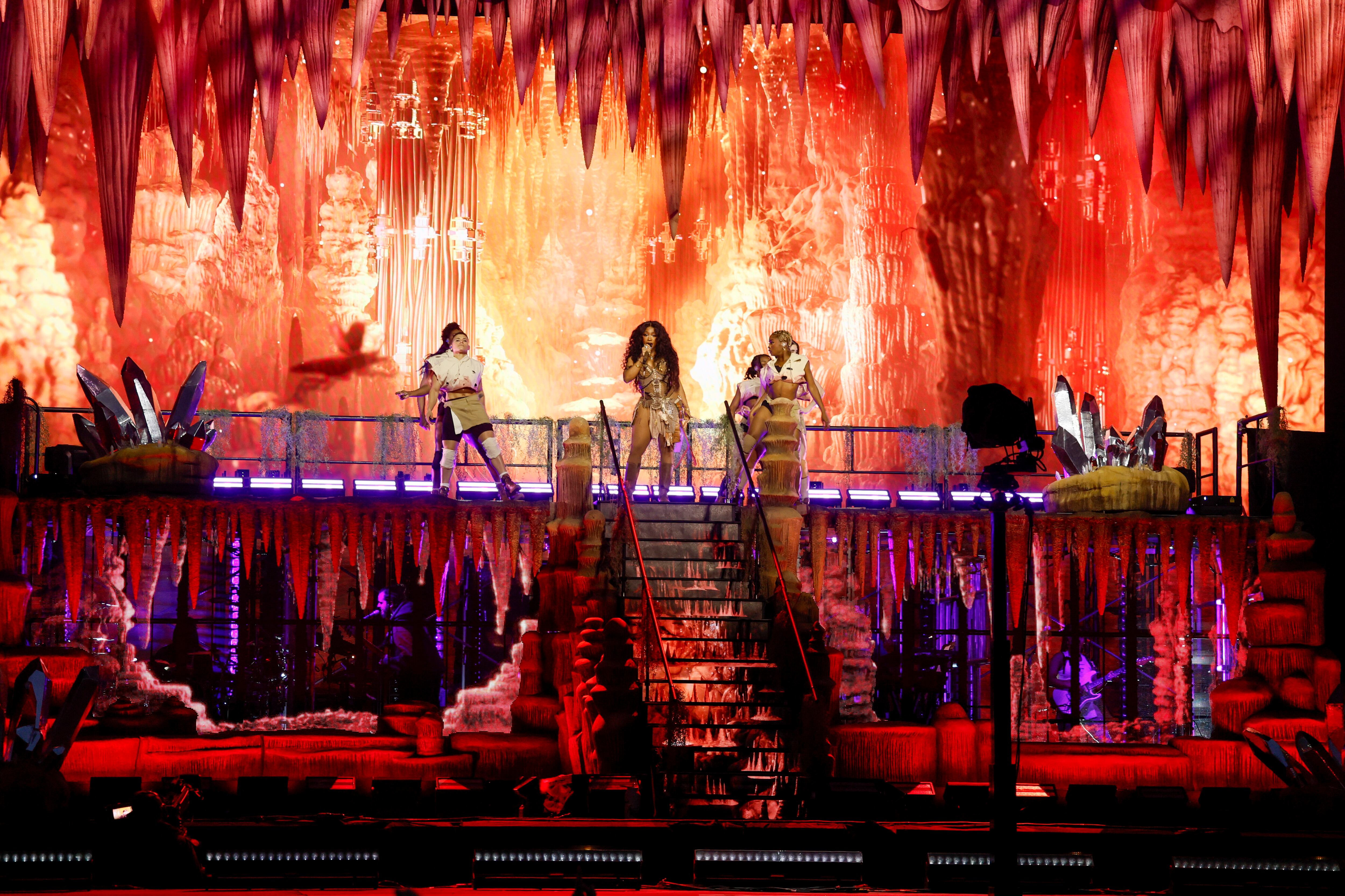 SZA se presentó frente a una escasa audiencia que prefirió presenciar los shows de Avril Lavigne y Sugababes. (Scott A Garfitt/Invision/AP)