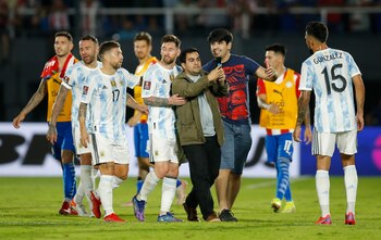 Más fanáticos intentan quedarse con