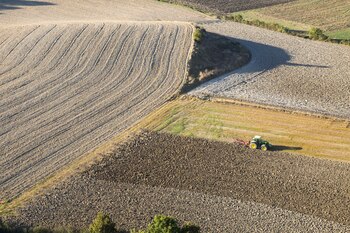 Un agricultor ara la tierra