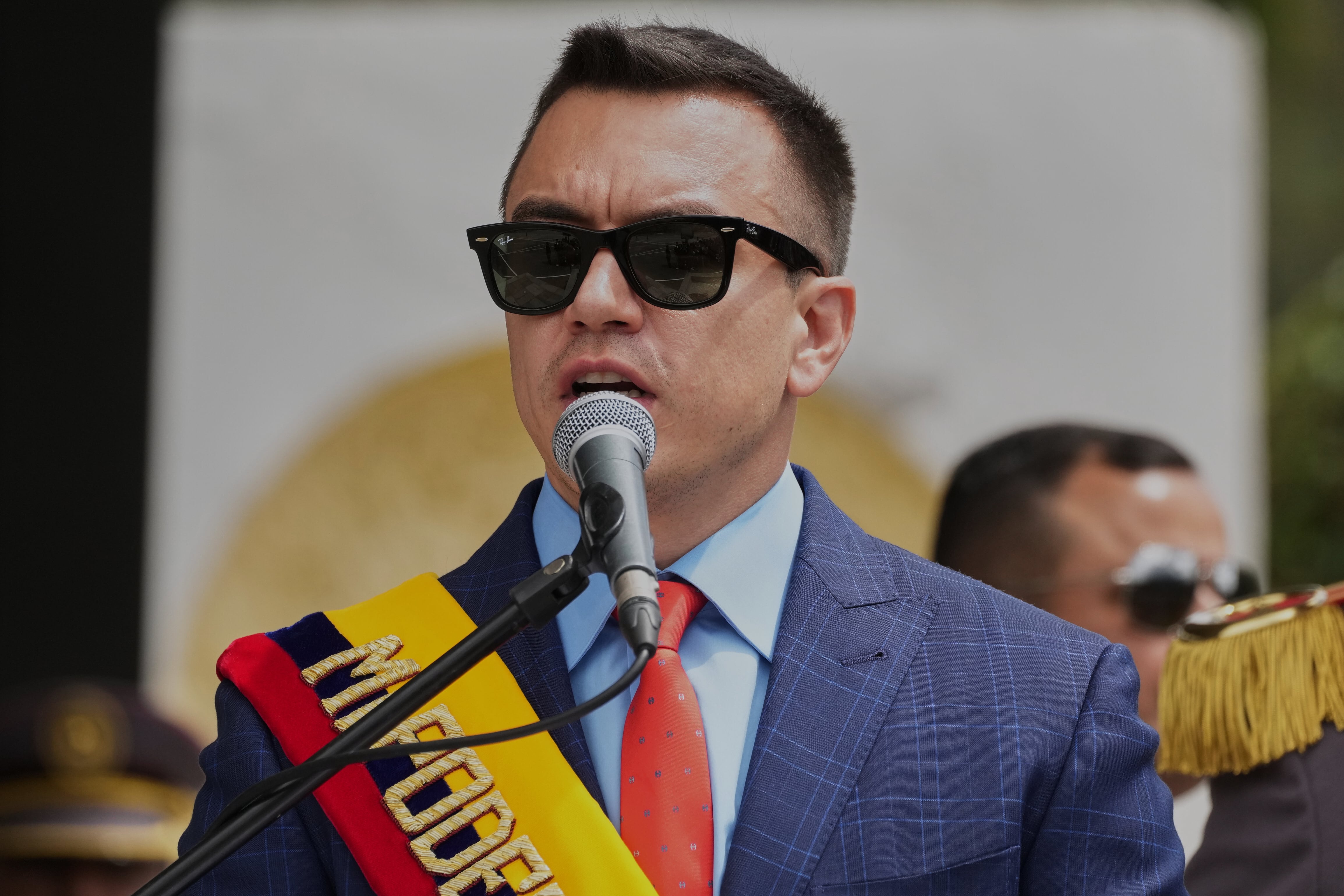 ARCHIVO - El presidente Daniel Noboa pronuncia un discurso durante la ceremonia de cambio de mando de las Fuerzas Armadas en Quito, Ecuador, el miércoles 26 de noviembre de 2025 (AP Foto/Dolores Ochoa, Archivo)