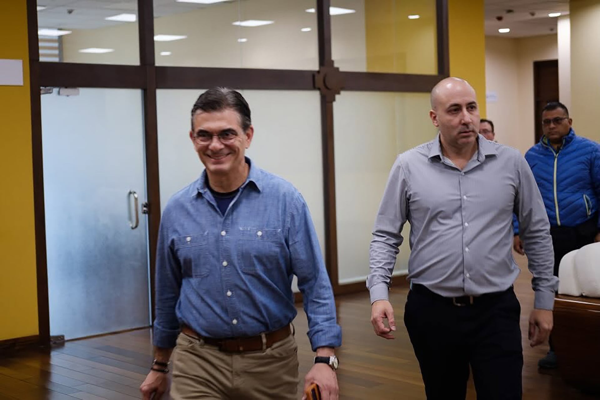 Rodrigo Paz camina junto a su asesor Fernando Cerimedo en la Casa Grande del Pueblo antes de una entrevista virtual con un medio internacional en mayo de 2026. (Manuel Seoane.)