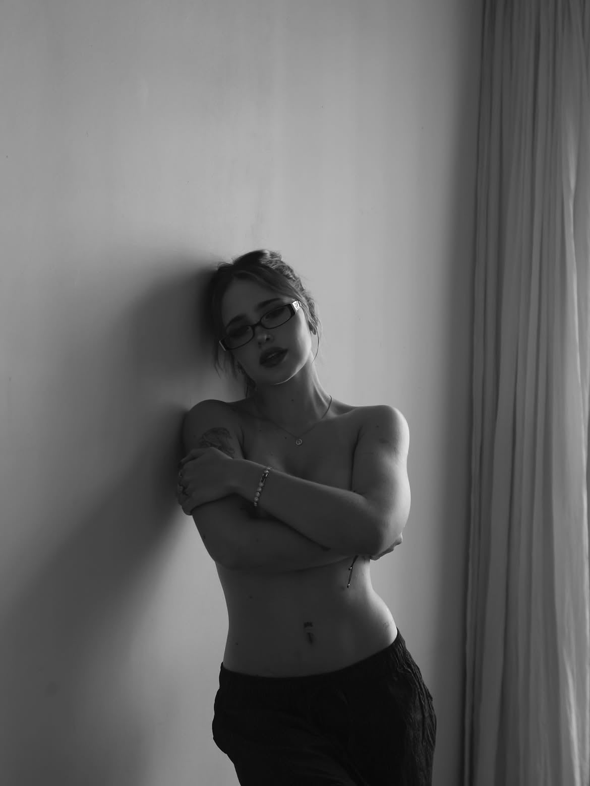 La exparticipante de Gran Hermano posó en topless con un pantalón deportivo oversize (Instagram)