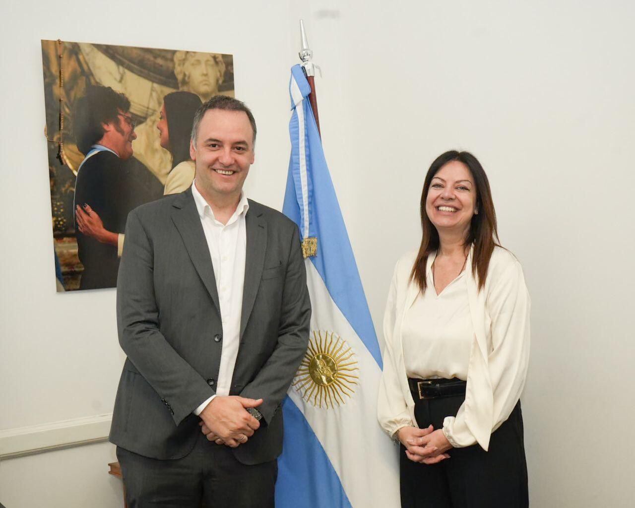 El jefe de Gabinete, Manuel Adorni, junto a la ministra de Capital Humano, Sandra Pettovello en el edificio de la cartera