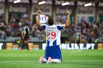 El mexicano del Oporto, Santiago Gimenez, celebra un gol durante un partido de la lia portuguesa el pasado sábado 12. EFE/EPA/JOSE SENA GOULAO