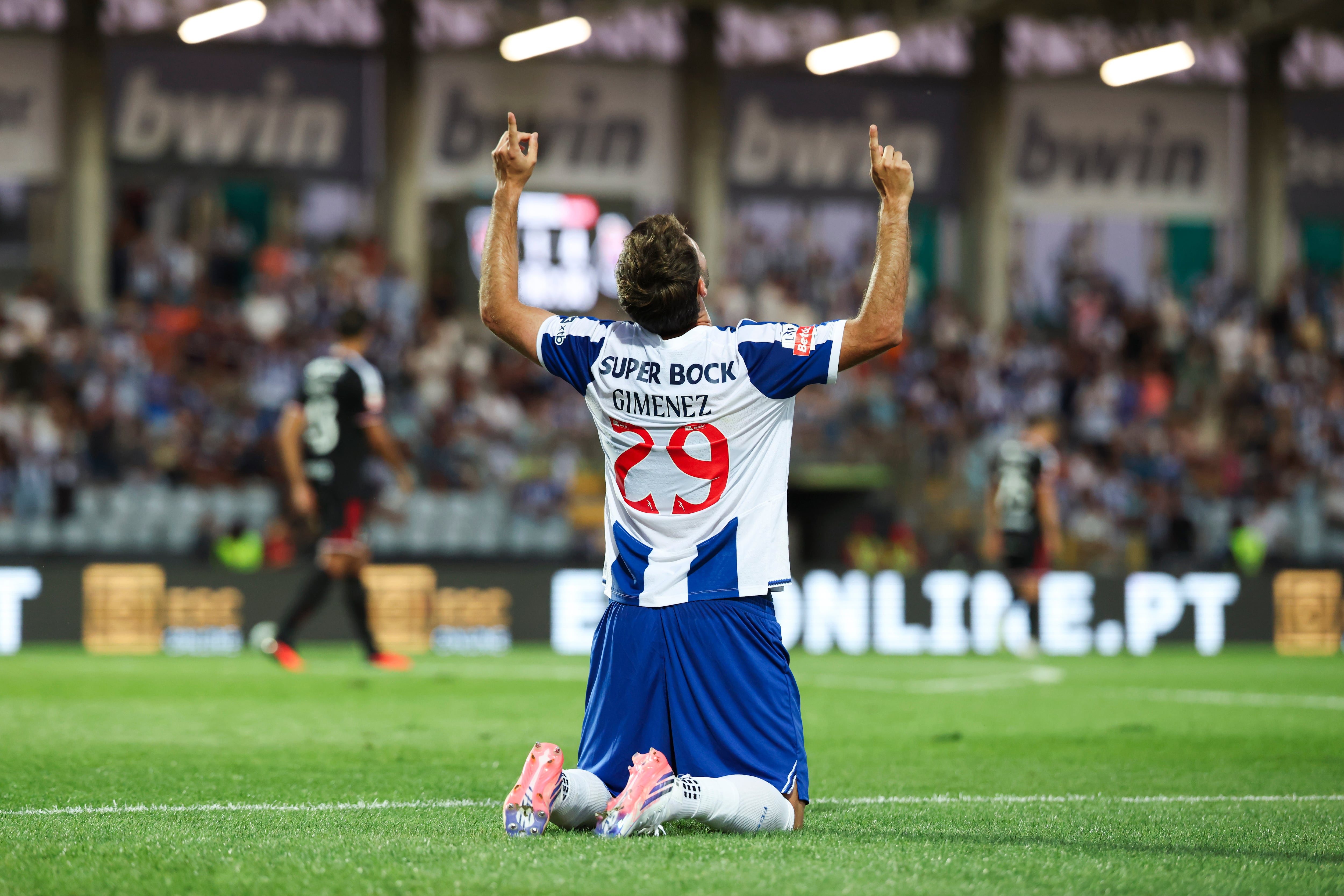 El mexicano del Oporto, Santiago Gimenez, celebra un gol durante un partido de la lia portuguesa el pasado sábado 12. EFE/EPA/JOSE SENA GOULAO