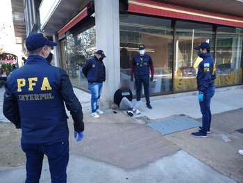 Abajo: Kurtulus tras ser detenido