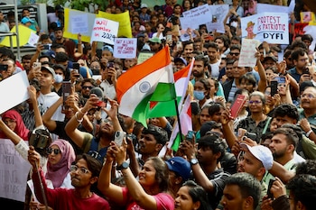 Monreal cita el caso de India donde la Generación Z realizó un movimiento social que provocó la renuncia del ministro de Educación. EFE/EPA/JAGADEESH NV