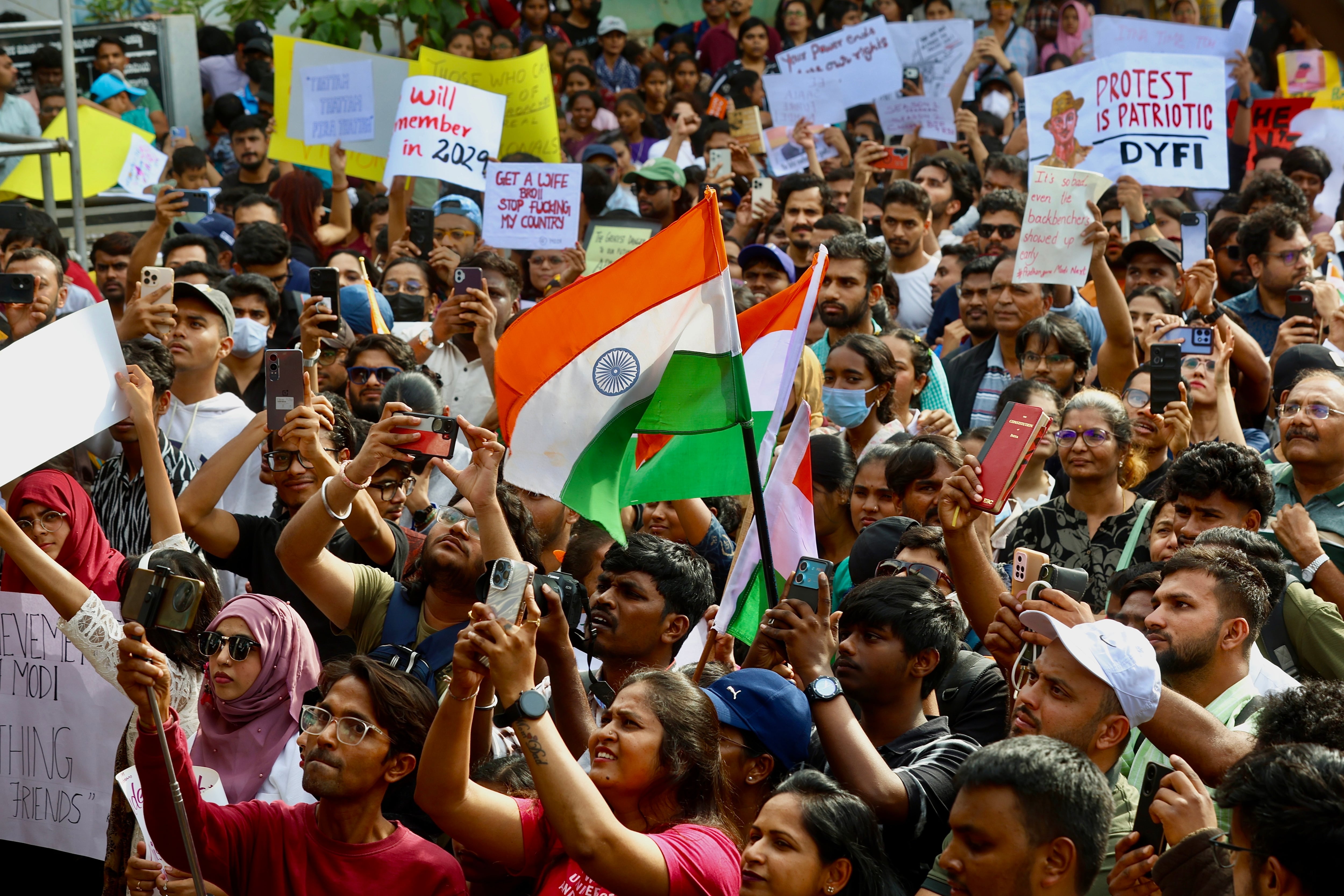 Monreal cita el caso de India donde la Generación Z realizó un movimiento social que provocó la renuncia del ministro de Educación. EFE/EPA/JAGADEESH NV
