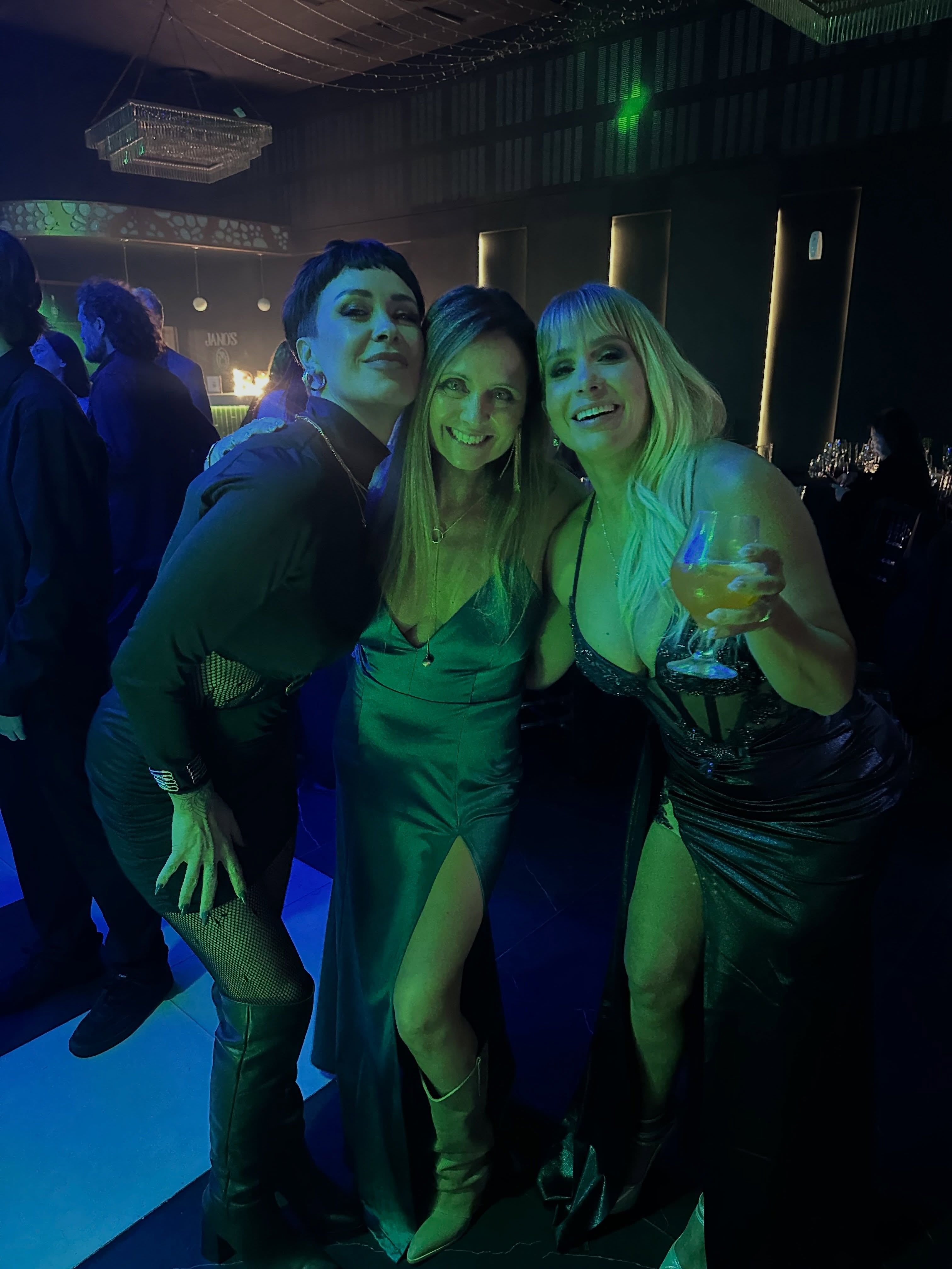 Las amigas de Fernanda Vives se lucieron en la pista y celebraron junto a ella esta noche tan especial