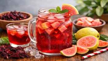 Bebida natural para desinflamar en temporada de calor: receta fácil de jamaica con guayaba
