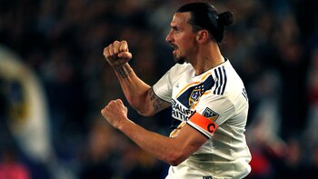 Zlatan Ibrahimovic, en el medio