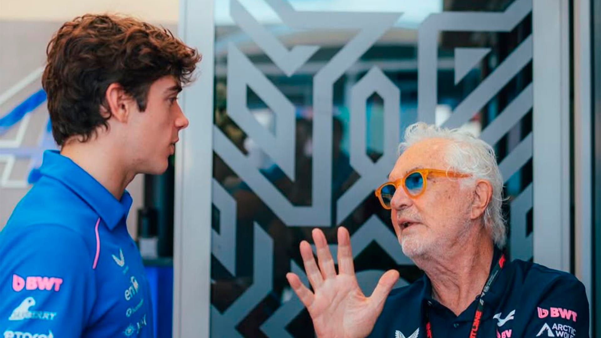 Flavio Briatore, Jefe de Alpine, con Franco Colapinto durante la pretemporada en Baréin