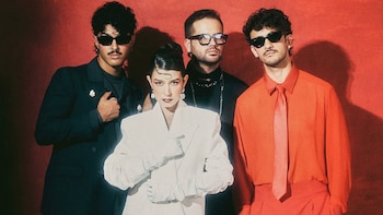Entre el ‘glam’, la madurez y la amistad: Disco Bahía reinventa su universo con ‘El Rey del Glam’