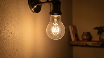 Sube la luz: tarifas eléctricas registrarán su mayor alza hasta ahora