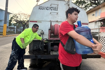 Las autoridades de Puerto Rico recomiendan limitar el uso del agua a tareas esenciales, hervirla tras el restablecimiento del servicio y seguir los avisos oficiales de la PRASA sobre cortes y distribución. (AP Foto/Dánica Coto, Archivo)