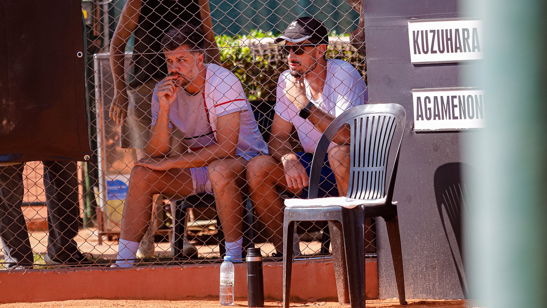 Pedro Cachin, atento desde el banco, acompaña a su pupilo Nikolas Sánchez Izquierdo durante un partido del AAT Challenger TCA (Crédito: Prensa AAT)