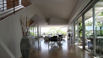 Una familia crea una casa