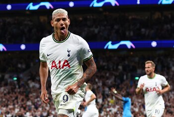 Richarlison celebrando su gol en