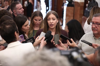 23/07/2026 La portavoz del Grupo Popular en el Congreso, Ester Muñoz, ofrece declaraciones a los medios durante la celebración de una sesión extraordinaria del Pleno del Congreso de los Diputados, a 23 de julio de 2026, en Madrid (España). La Cámara Baja se reúne en pleno verano para debatir y someter a votación la convalidación o derogación de los Reales Decretos-leyes sobre el Plan Integral de Respuesta a la Crisis en Oriente Medio y la jubilación parcial anticipada en las Administraciones Públicas, además de abordar el dictamen de reforma del Reglamento del Congreso, las enmiendas del Senado a leyes clave como la transferencia de la AP-9 a Galicia, y fijar los objetivos de estabilidad presupuestaria y techo de gasto estatal para el periodo de vigencia técnica posterior.
POLITICA
Eduardo Parra - Europa Press