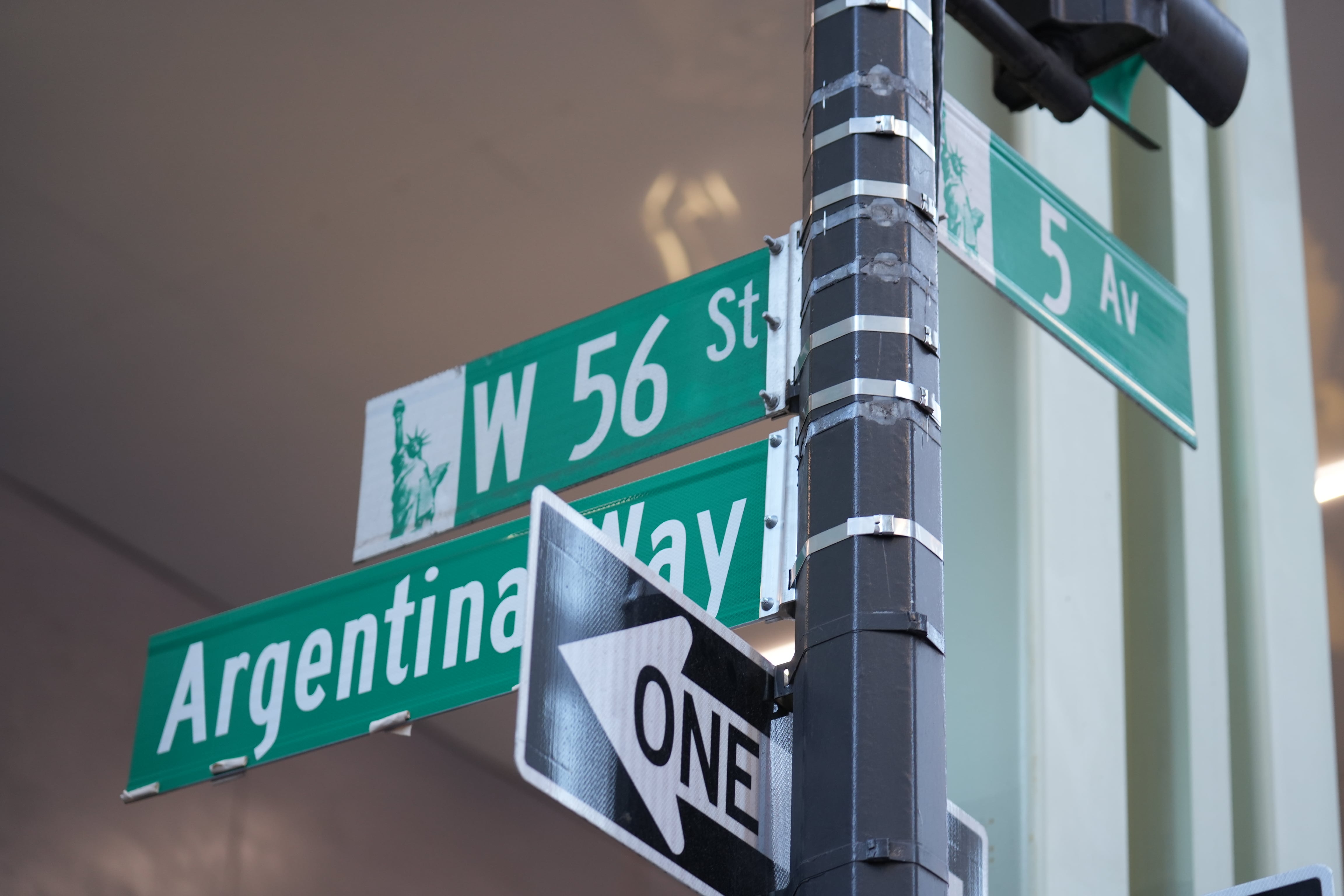 El cartel reconoce ocho décadas de presencia argentina en Nueva York y anticipa el 80º aniversario que se conmemorará en 2027 (Sergio Llamera y Cush Agui).